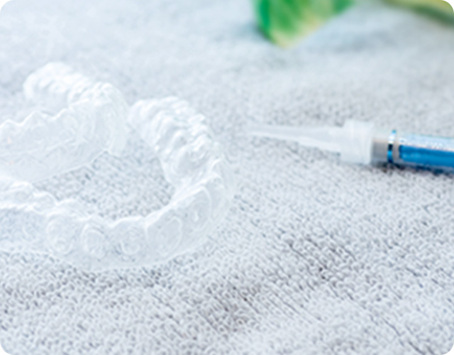 マウスピースとホワイトニング剤が並んで置かれている